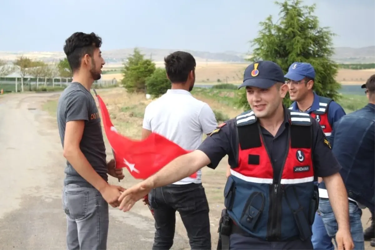 Kavga ihbarına giden jandarmaya pasta sürprizi