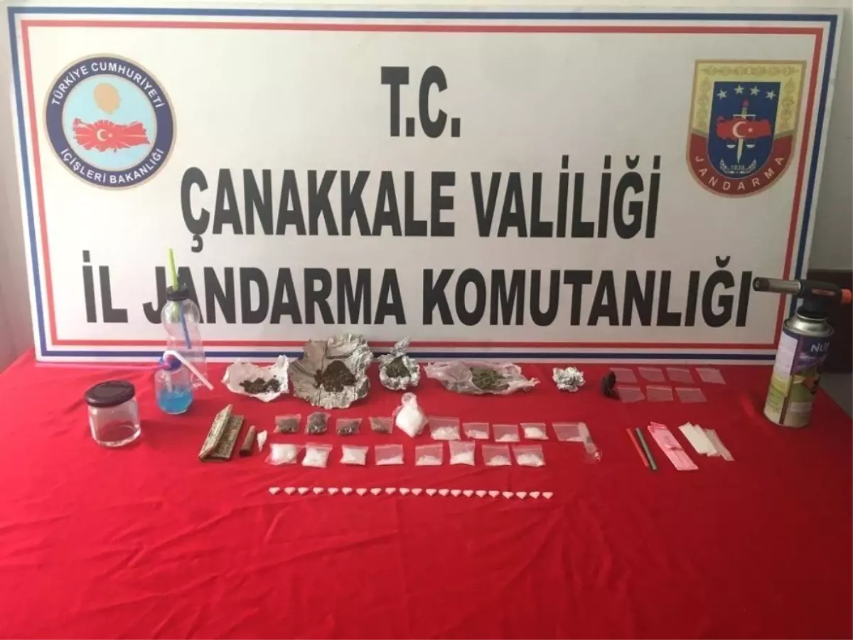 Kazaya giden jandarma ekibi araçta uyuşturucu buldu