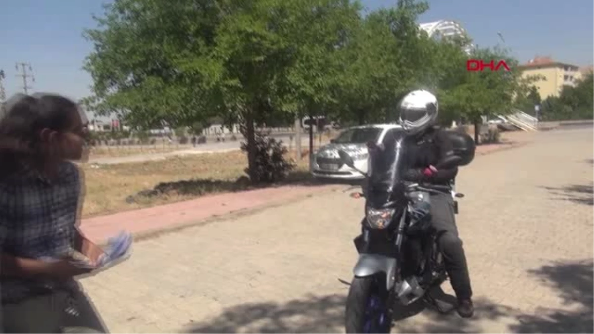 MARDİN İzmir\'den motosikletle Mardin\'e gelip, öğrencilere karne hediyesi dağıttı