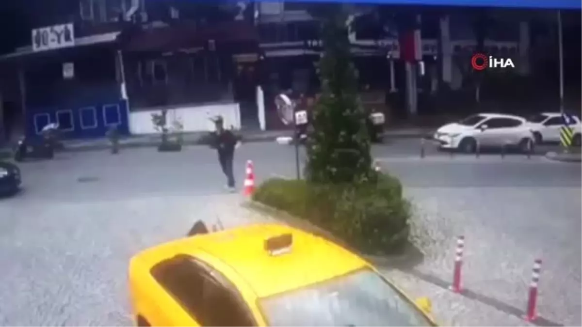 Maslak\'ta taksicinin yolda yürüyen genç kızı ezme anı kamerada