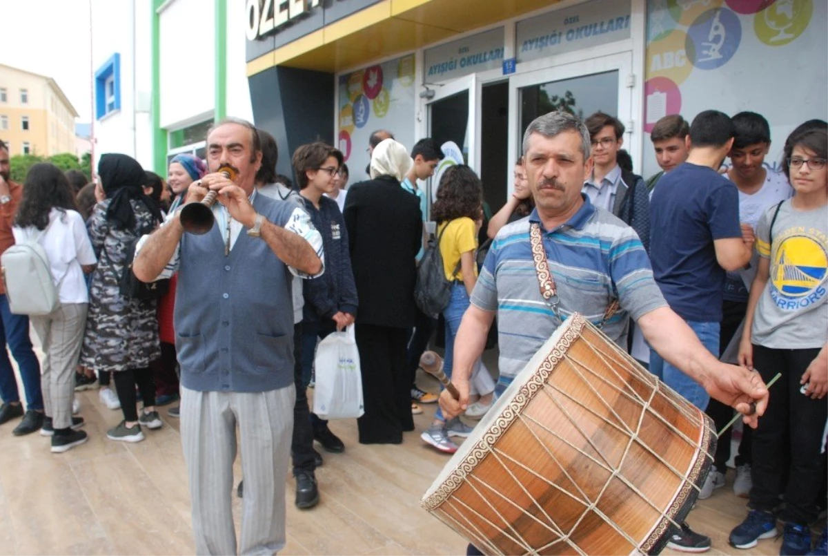 Öğrencileri davul zurnayla uğurladılar, arkalarından su döktüler