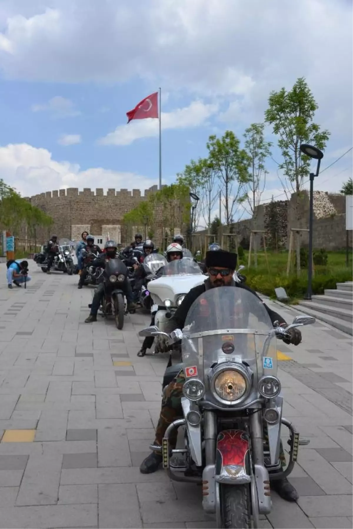 Osmanlı\'nın atlarla gitikleri yerleri, motorlarıyla geziyorlar