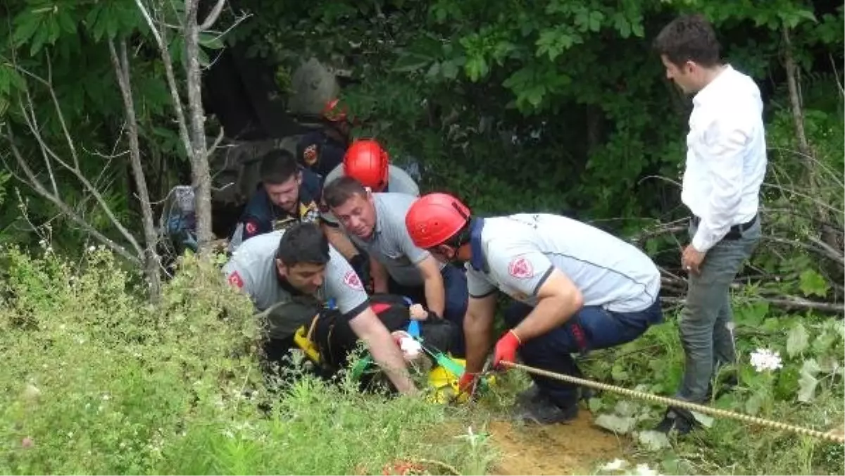 Otomobil ormana yuvarlandı: 1 ölü, 5 yaralı