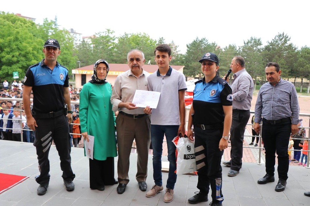 (Özel) Kayseri Emniyeti şehidin emanetlerini karne gününde yalnız bırakmadı