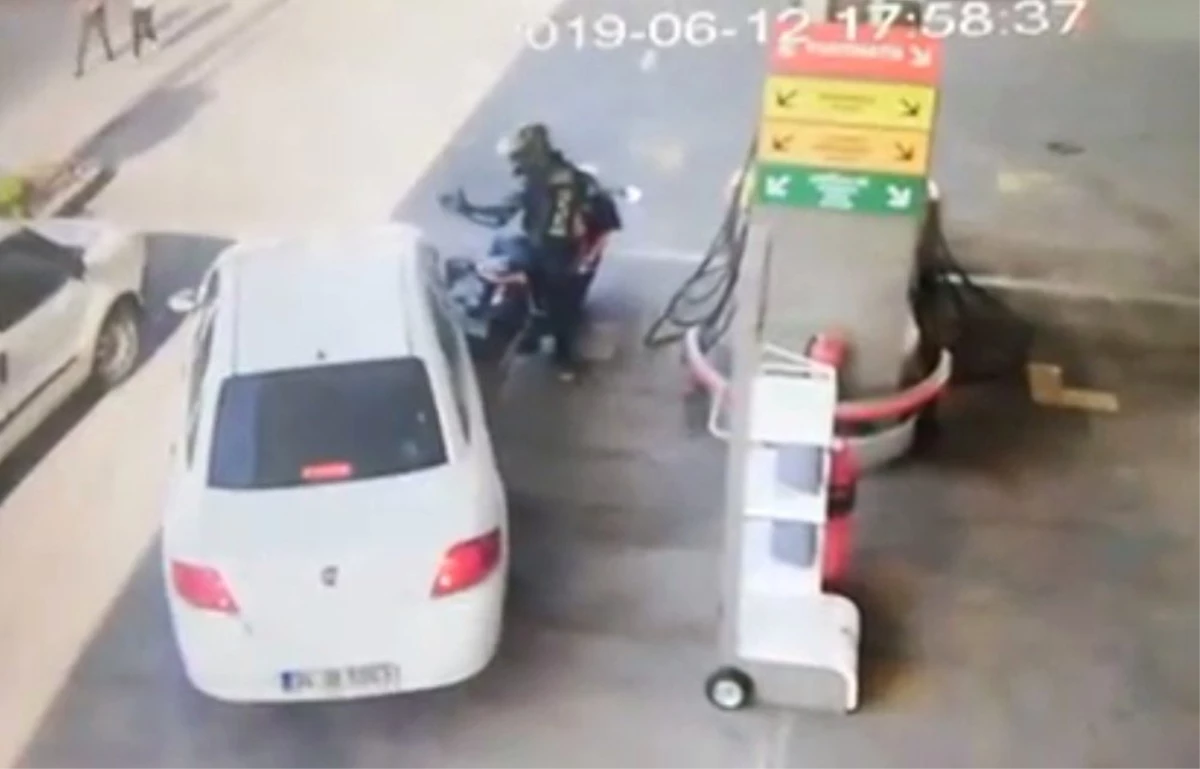 (Özel) Motosiklet sürücüsünün benzin istasyonunda aracı üzerine kıran sürücüye yumruğu kamerada
