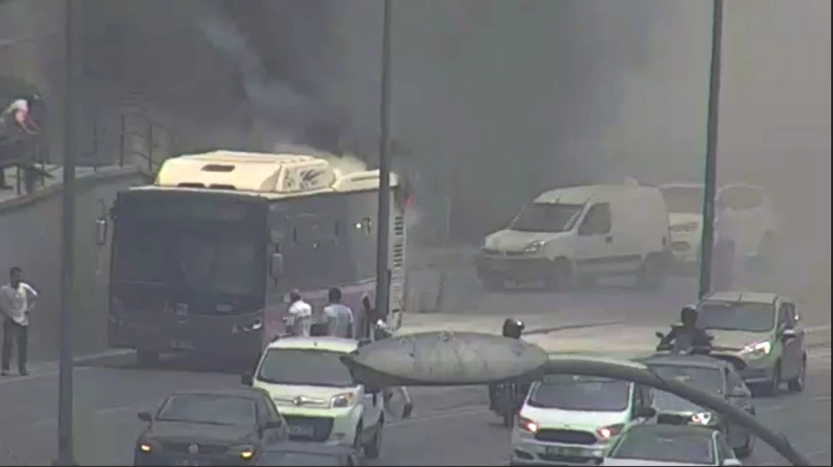 (Özel) Seyir halindeki otobüs alev aldı, vatandaşlar yangın tüpleriyle müdahale etti