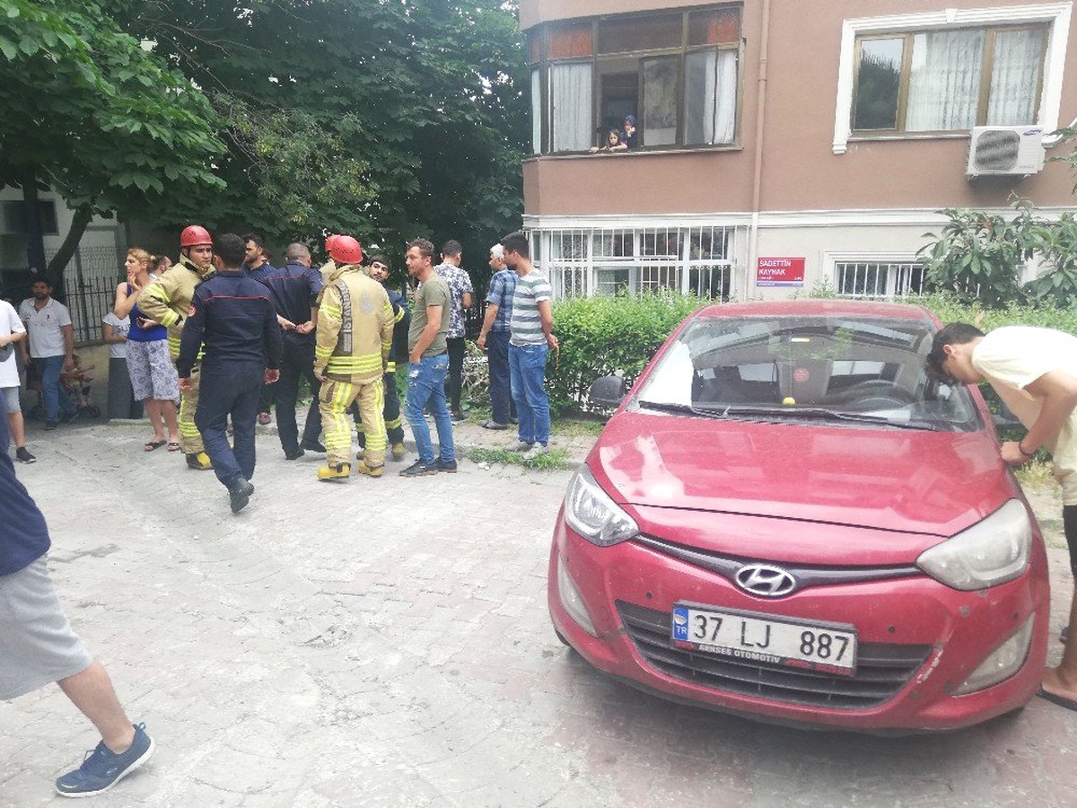 (Özel) Sürücü vitesleri karıştırdı, oğluyla bahçeye düştü
