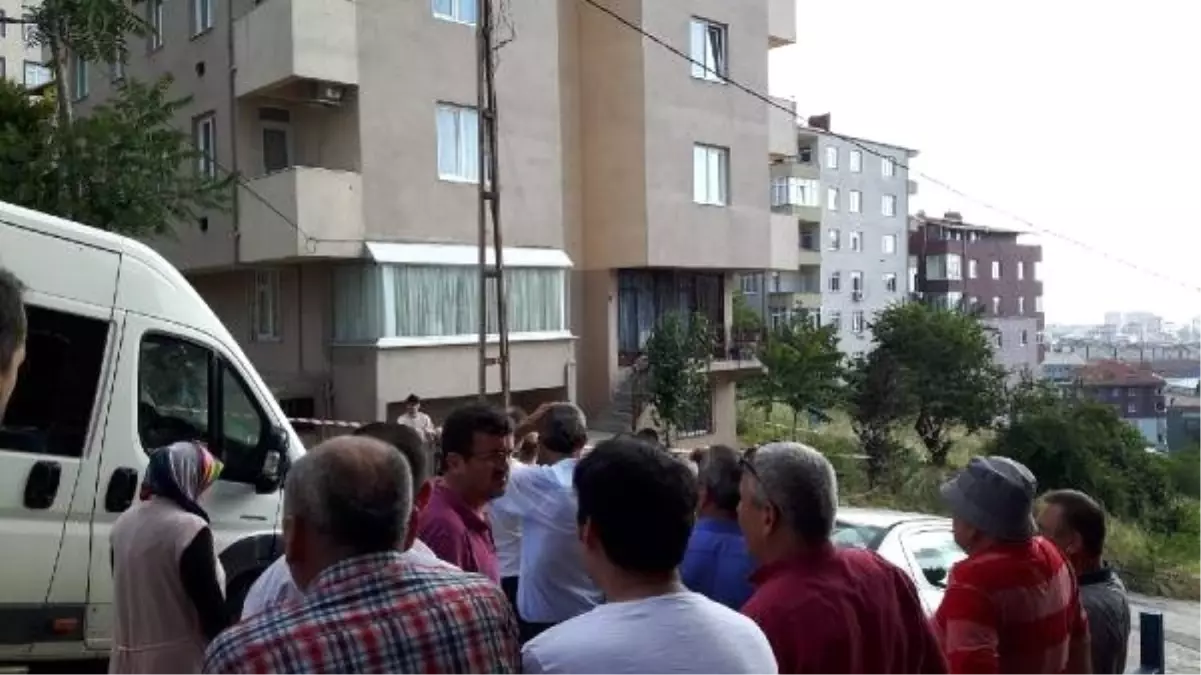 Pendik\'te yıkılma tehlikesi geçiren 5 katlı bina tahliye edildi (1)