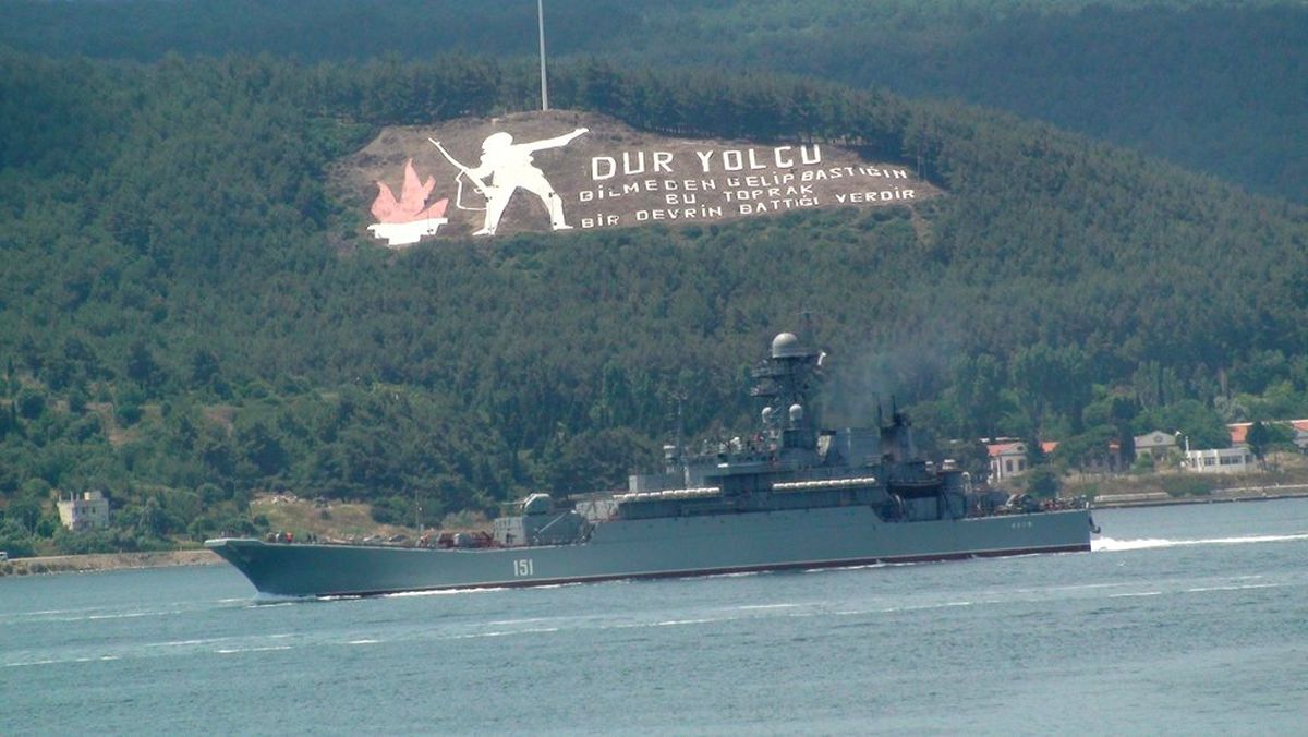 Rus savaş gemileri Çanakkale\'den geçti