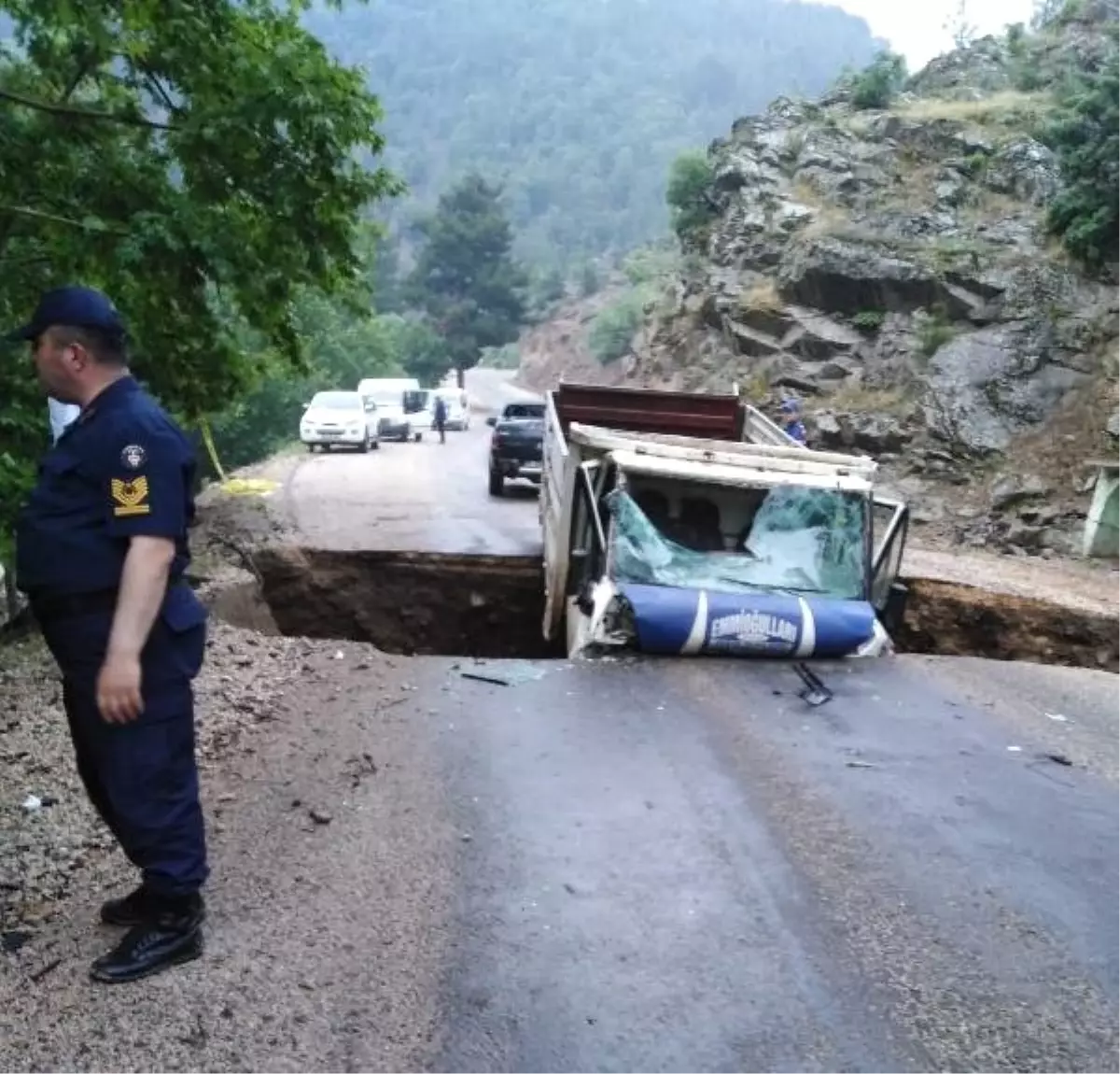 Sağanak nedeniyle çöken yola düşen kamyonetin sürücüsü yaralandı