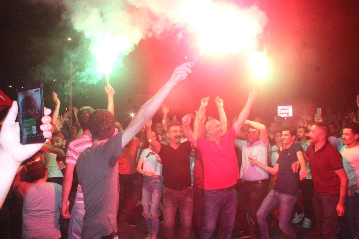Servisçilerden İBB önünde "tahdit kararı" kutlaması