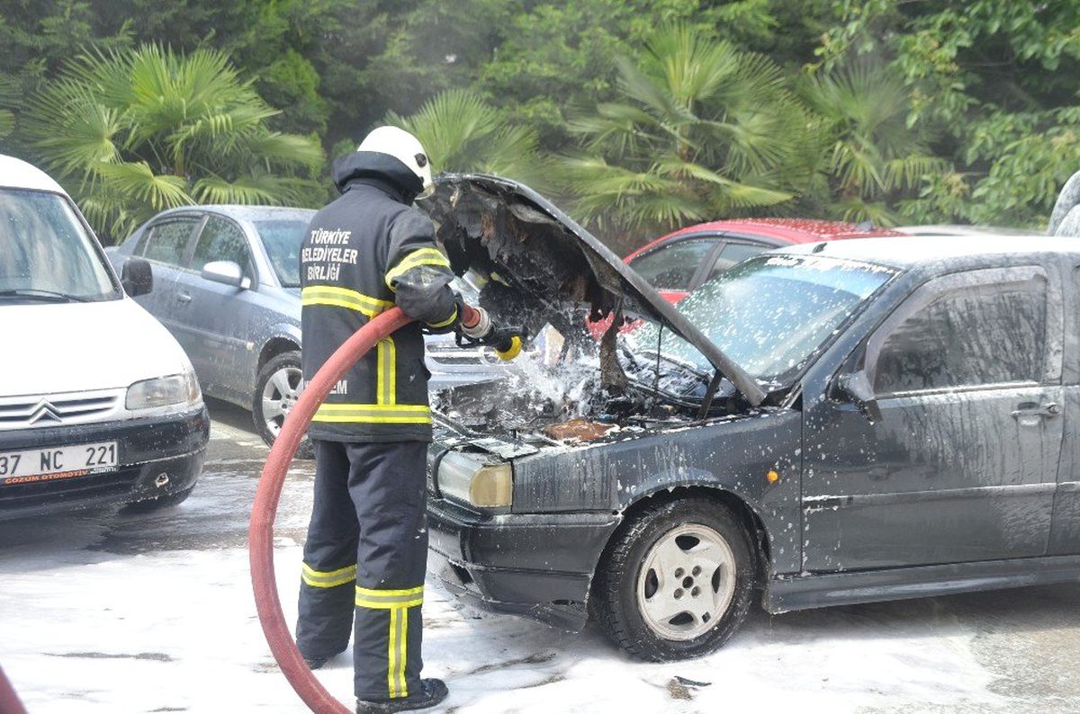 Seyir halindeyken dumanlar çıkan LPG\'li araç korku dolu anlar yaşattı