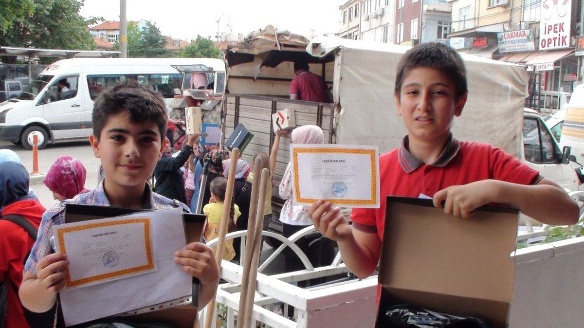 Şuhut\'ta takdir belgesi alan öğrencilere ayakkabı hediyesi