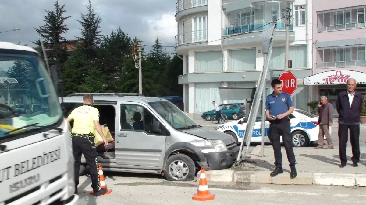 Şuhut\'ta trafik kazası: 2 yaralı