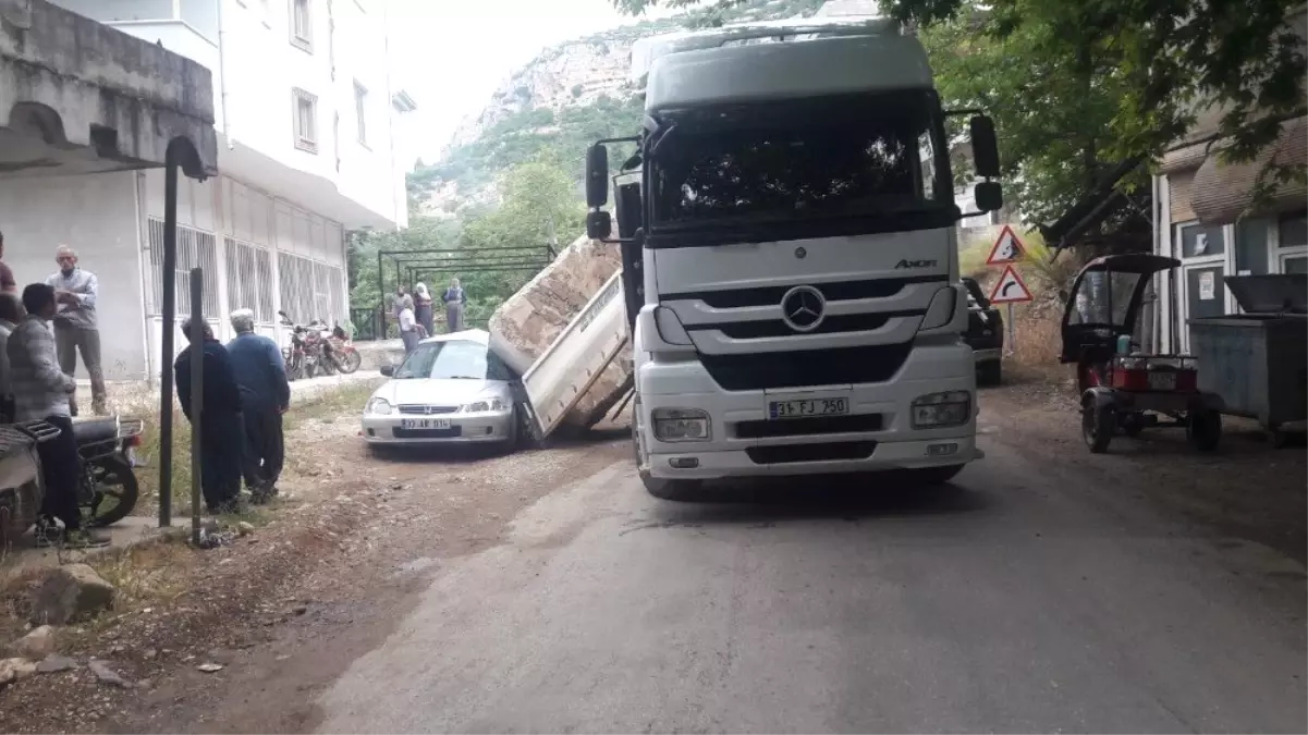 Tırın taşıdığı dev mermer blok otomobilin üzerine düştü