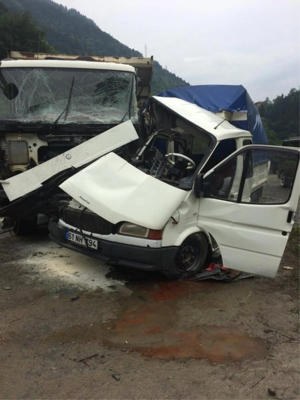 Trabzon\'da kamyon ile kamyonet çarpıştı: 1\'i ağır 2 yaralı