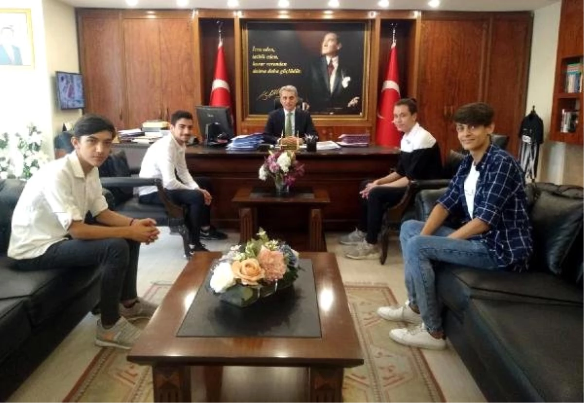 Türk bayrağını düzelten 4 öğrenci, kol saati ile ödüllendirildi
