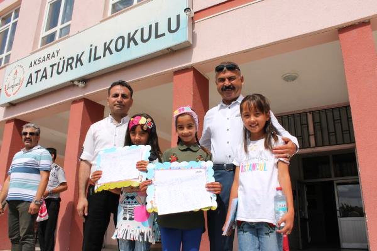 Üçüz kız kardeşlerin karne mutluluğu