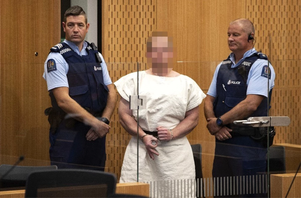 Yeni Zelanda katliamcısı duruşmayı sırıtarak izledi