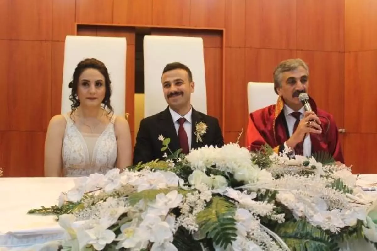 30 bin kişiyi evlendiren nikah memuru, bu kez kızının nikahını kıydı