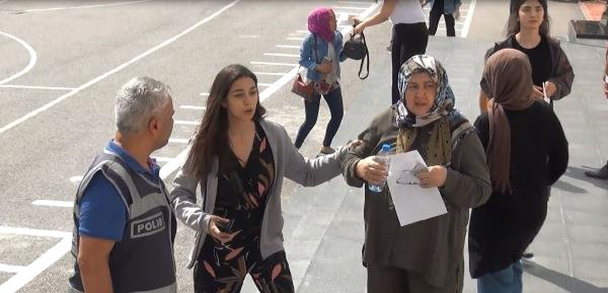 Annesini sınava yetiştirdi