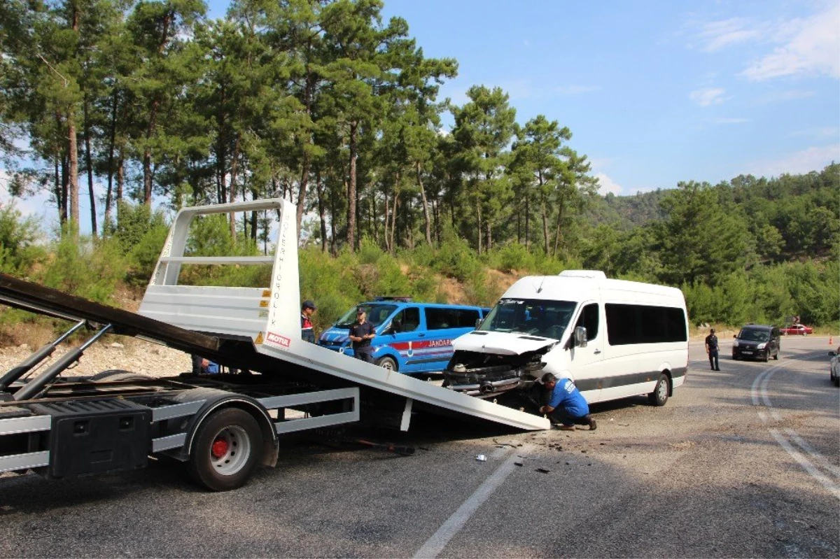 Antalya\'da trafik kazası: 11 yaralı