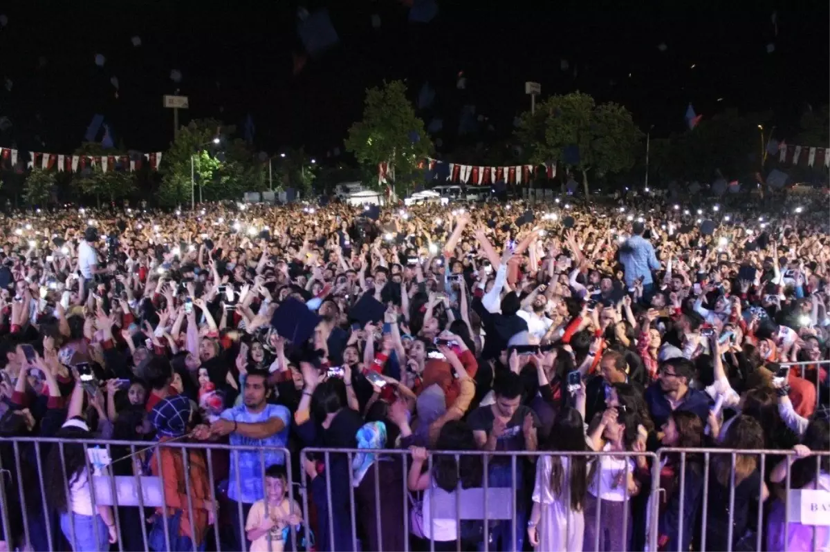 Aynı anda kep atan binlerce öğrenciden coşkulu kutlama