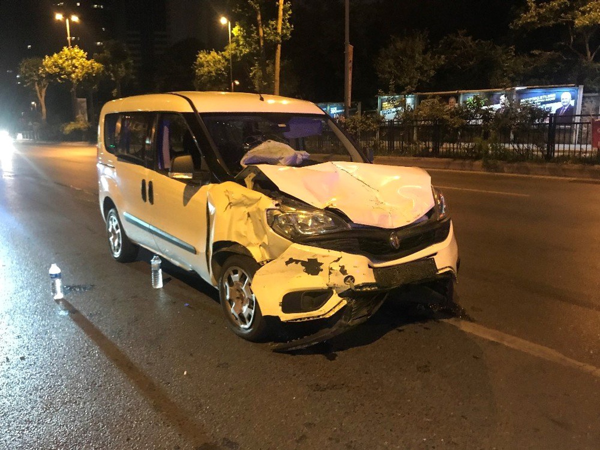 Beşiktaş\'ta ticari aracın çarptığı otomobil takla attı; 2 yaralı