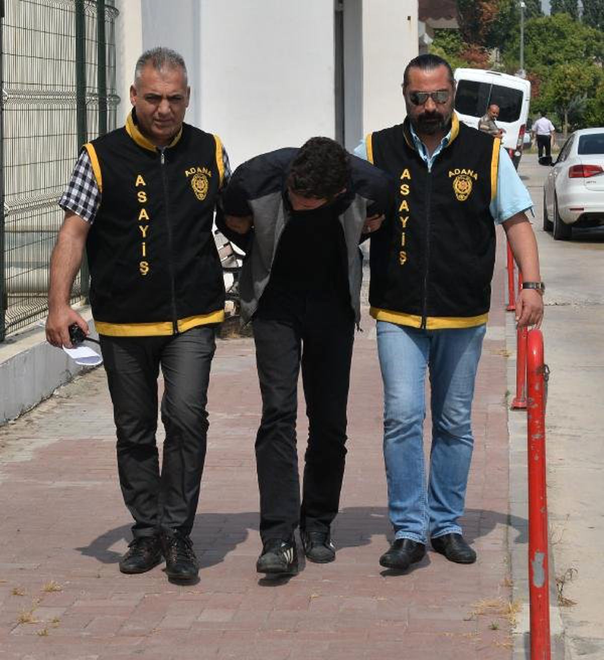 Bıçaklı gaspçıyı boynundaki dövmesi ele verdi