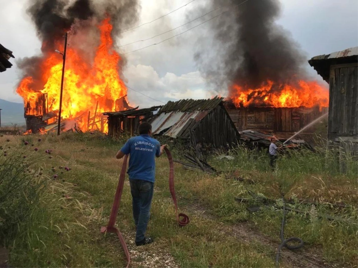 Bolu\'da, kullanılmayan 3 köy evi alev alev yandı