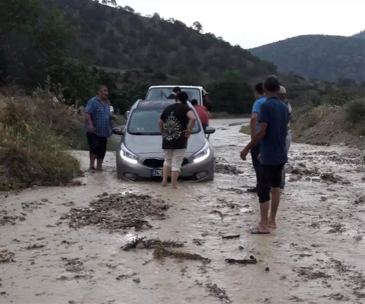 Çamura saplanan otomobil yolda mahsur kaldı