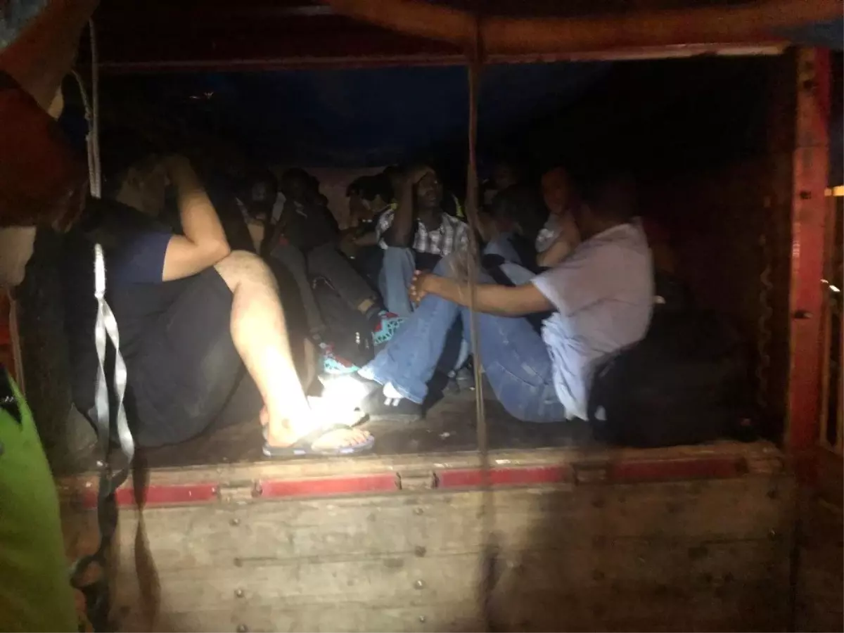 Çeşme KOM\'den kaçak göçmenlere iki ayrı operasyon: 2 tutuklama