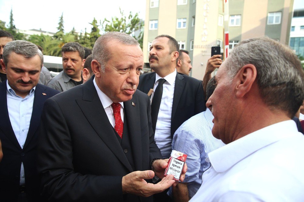Cumhurbaşkanı Erdoğan, bir vatandaşın paketini alarak sigarayı bırakmasını istedi
