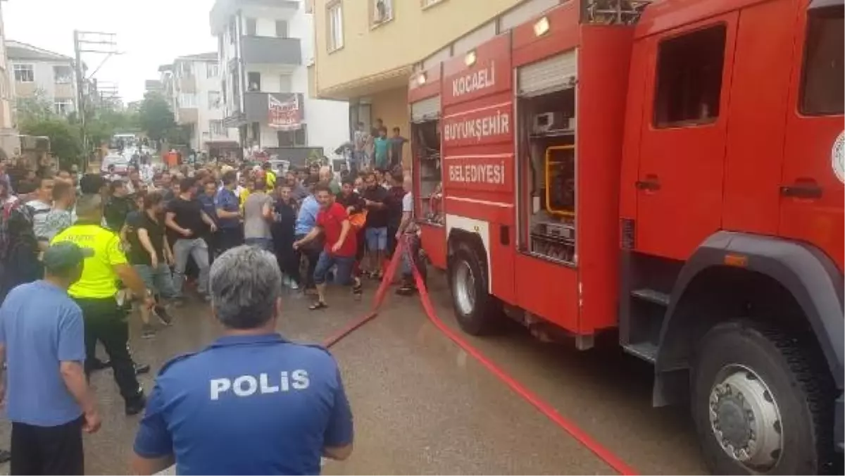 Darıca\'da sağanak sele yol açtı; mahsur kalan kadın kurtarıldı (2)