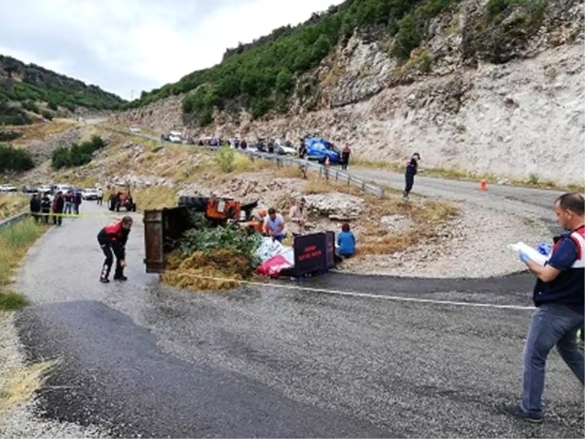 Devrilen traktördeki karı-kocayı, ölüm ayırdı