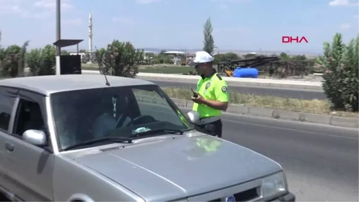 DİYARBAKIR Polis memuru, sınava katılacak adaylar için aracını verdi