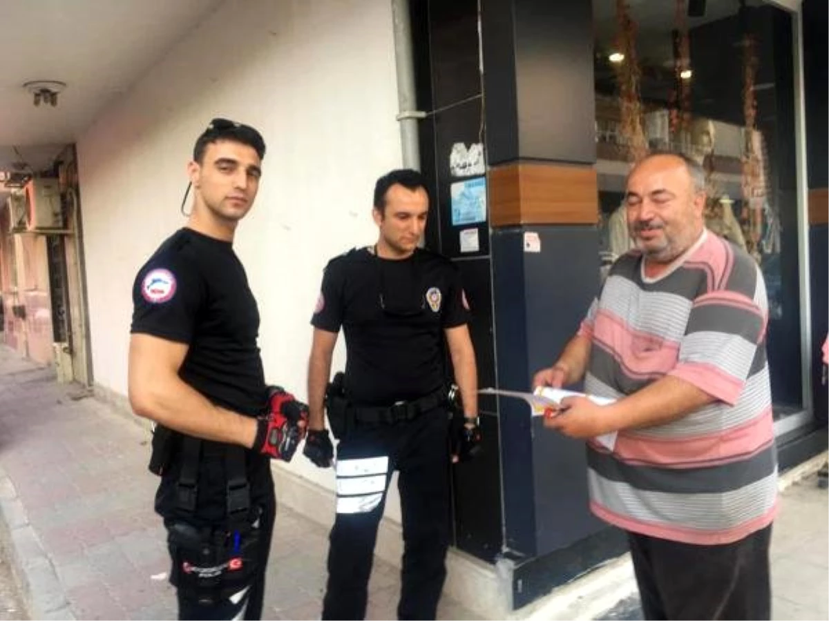 Düşürülen karne ve onur belgesini bulan polis, öğrencinin evine teslim etti