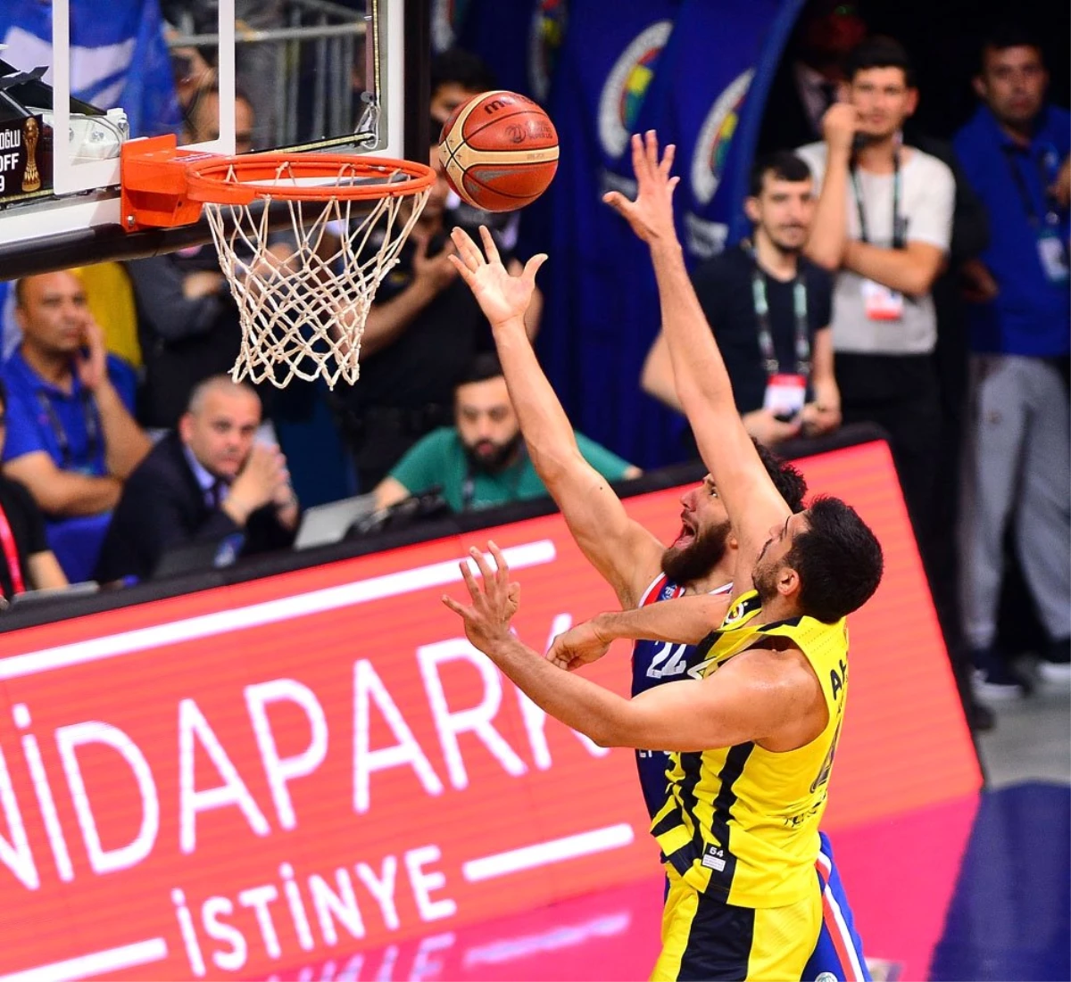 Fenerbahçe potada Anadolu Efes\'i devirdi