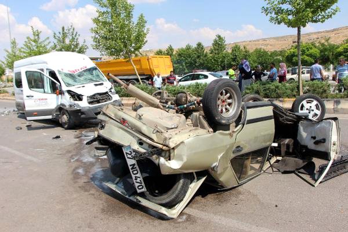 Gaziantep\'te otomobil ile minibüs çarpıştı: 2 yaralı