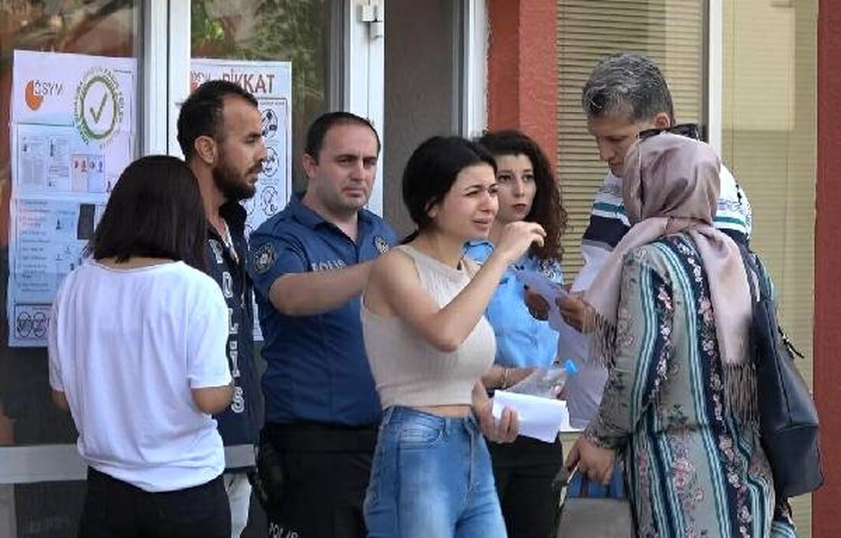 Geç kalan öğrenci salona alınmayınca giriş belgesini yırttı