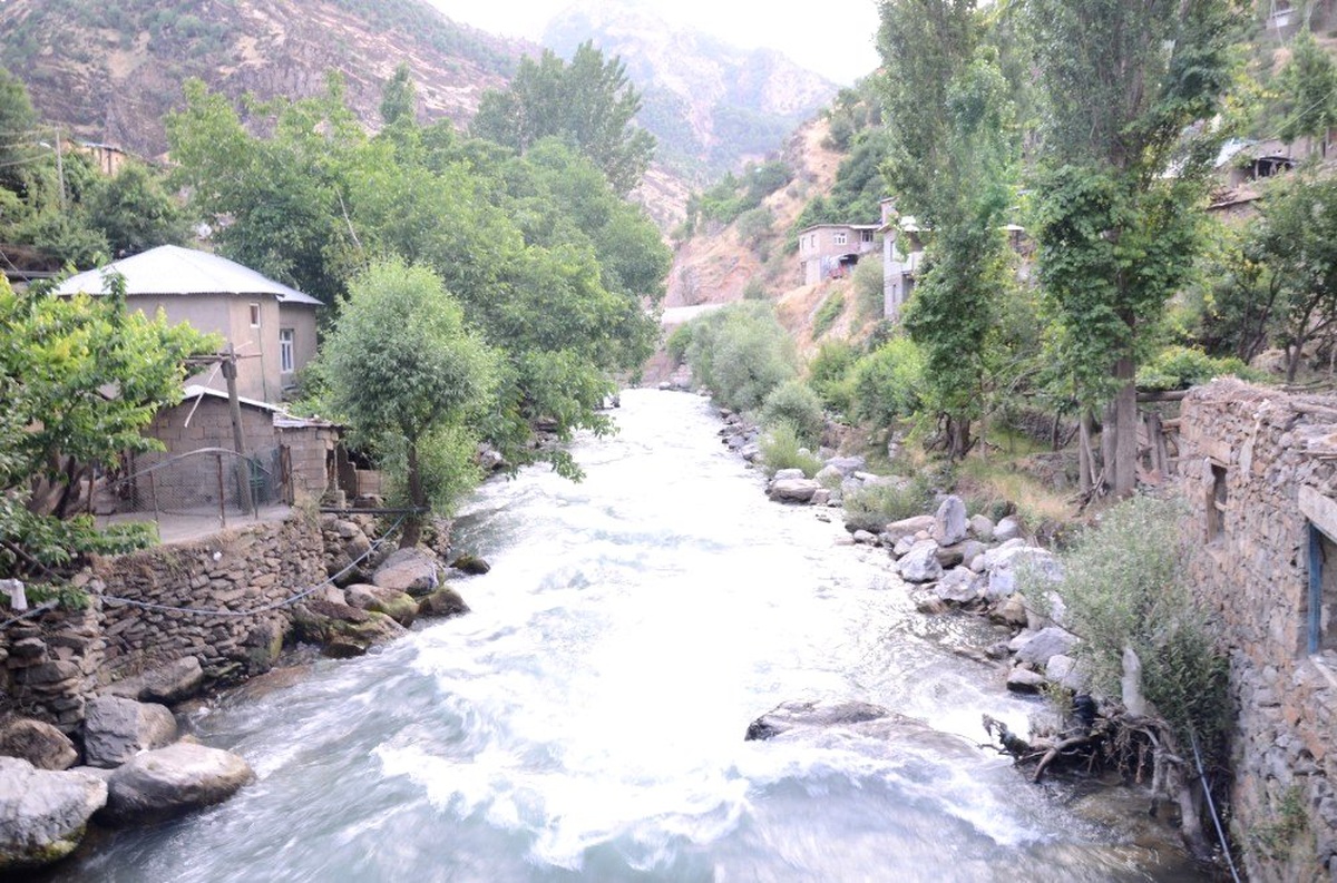 Habur Çayı\'na düşen çocuğu kurtarmak isterken boğuldu