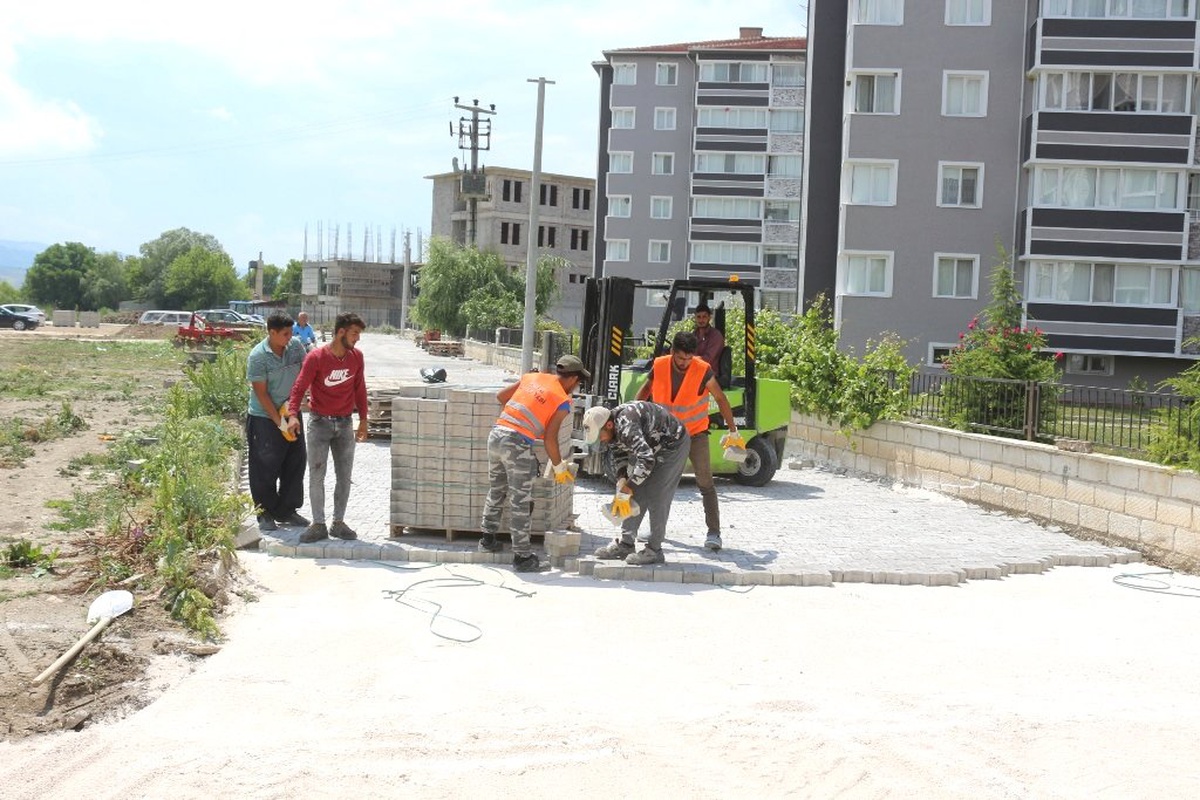 İnönü\'de kilit parke taşı döşeme çalışmaları hızla devam ediyor