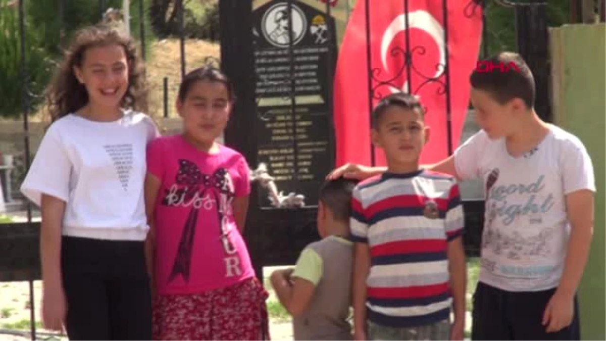 İZMİR Soma\'daki faciada ölen madencilerin çocukları babalarının mezarlıklarını ziyaret etti