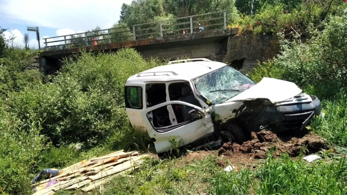 Kamyonet köprüden uçtu: 2 yaralı