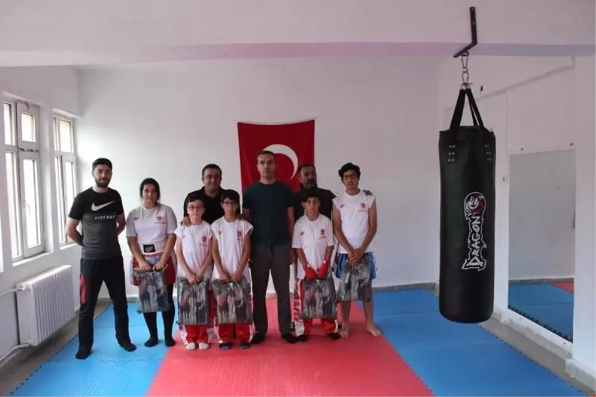 Kick Boks\'ta başarılı olan öğrenciler ödüllendirildi