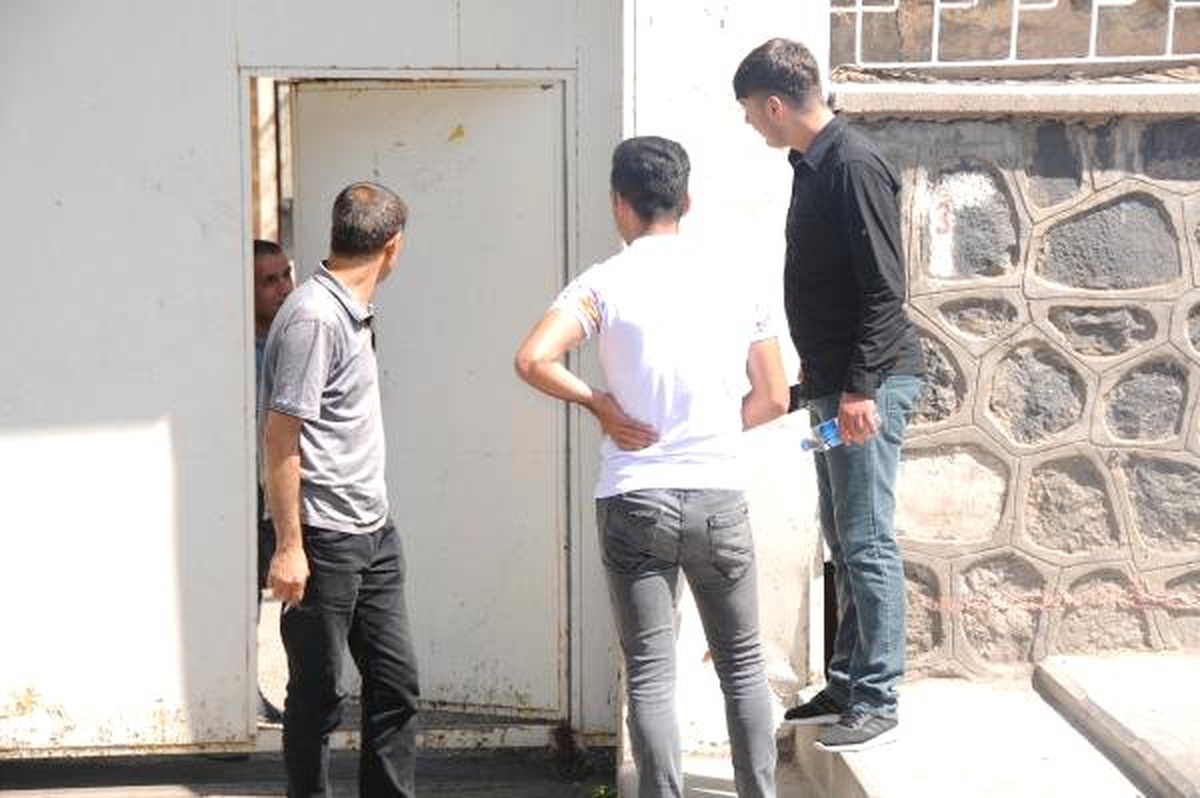 Kimlik yerine ehliyetle gelen adaylar sınava alınmadı