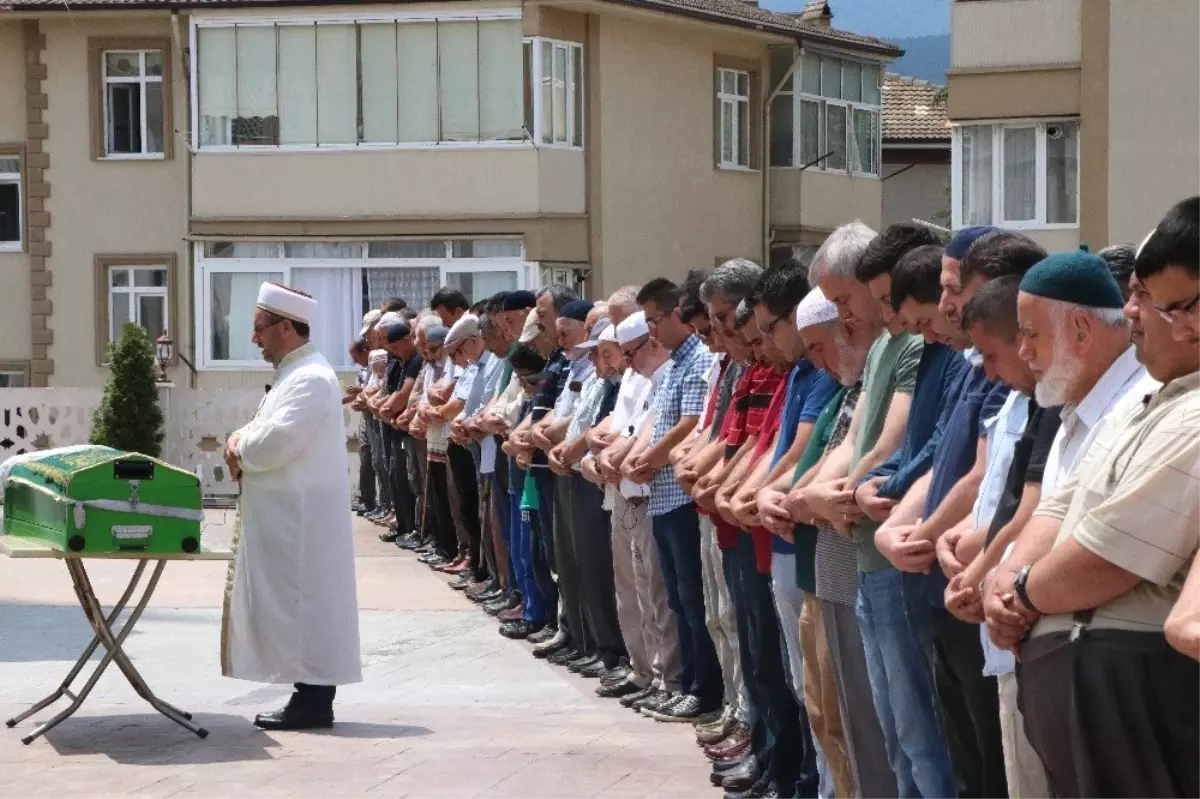 Mantardan zehirlenen yaşlı kadın hayatını kaybetti, eşi yoğun bakımda