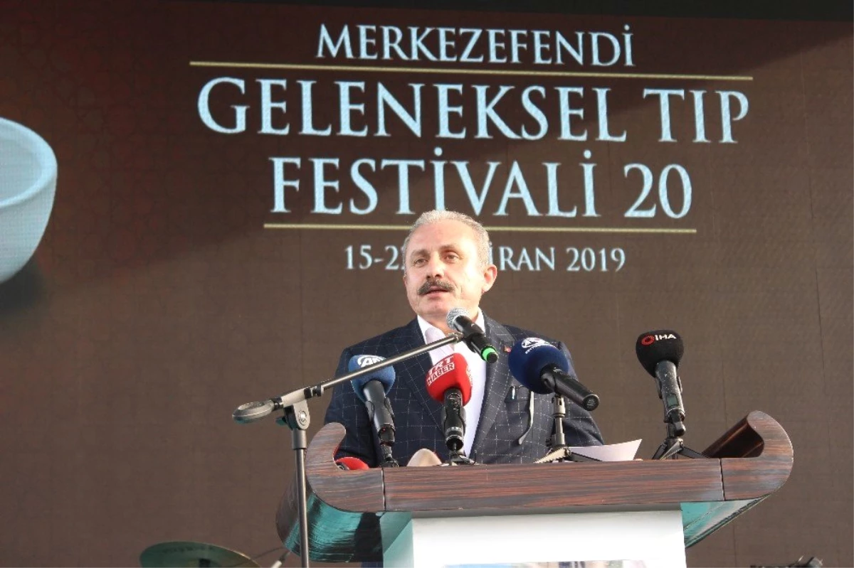 \'Merkezefendi Geleneksel Tıp Festivali\'nde vatandaşlar mesir macununu kapabilmek için birbirleriyle...