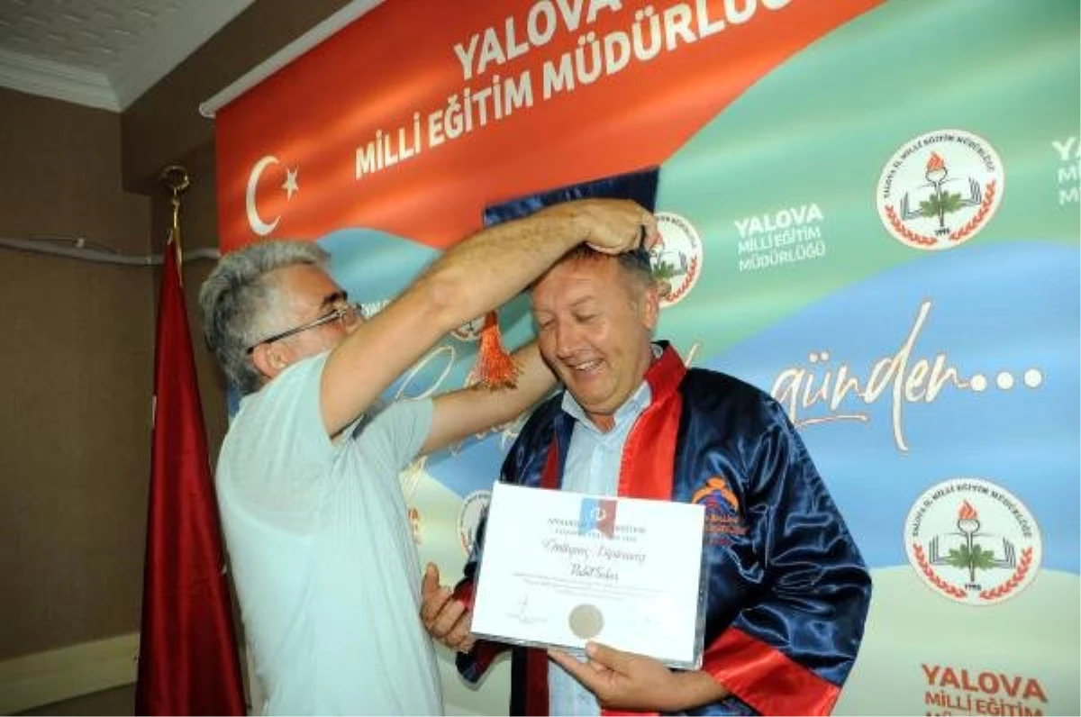 Milli Eğitim Müdüründen 50 yaşında üniversite bitiren şoförüne sürpriz kep töreni