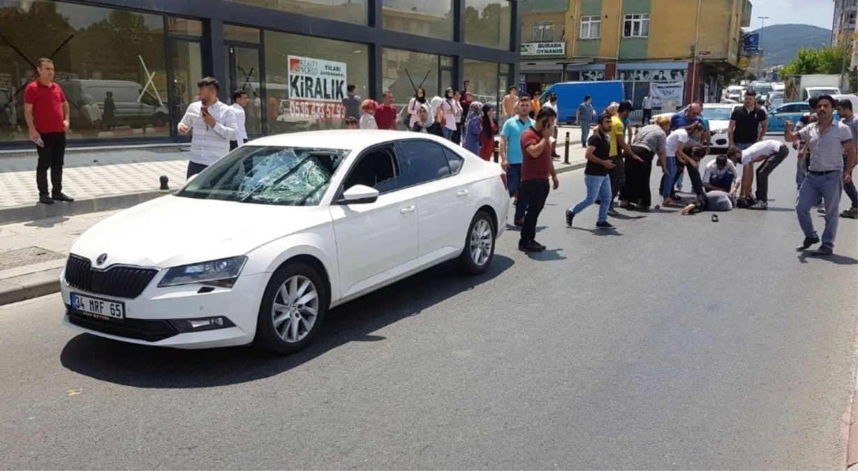 (Özel) Sultanbeyli\'de süratli sürücü karşıdan karşıya geçmeye çalışan kadına çarptı